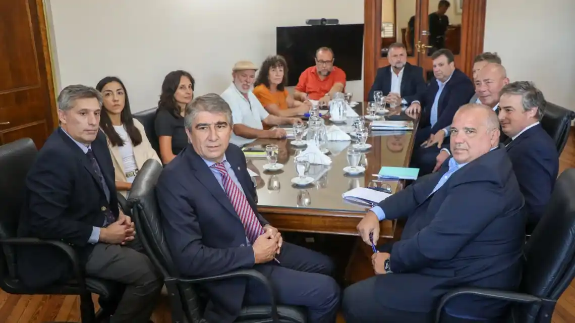 Los ministros Fabián Bastía y Pablo Olivares encabezaron este lunes la primera reunión paritaria de la administración central.
