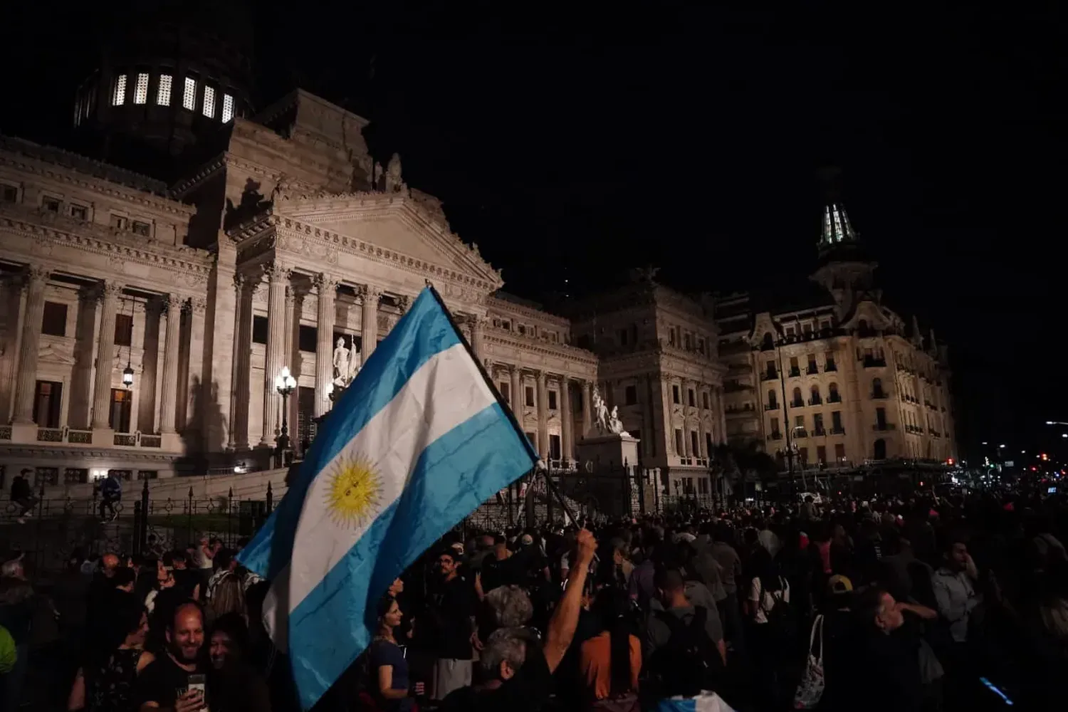 Multitudinarios cacerolazos en distintos puntos del AMBA en rechazo al DNU que desregula la economía