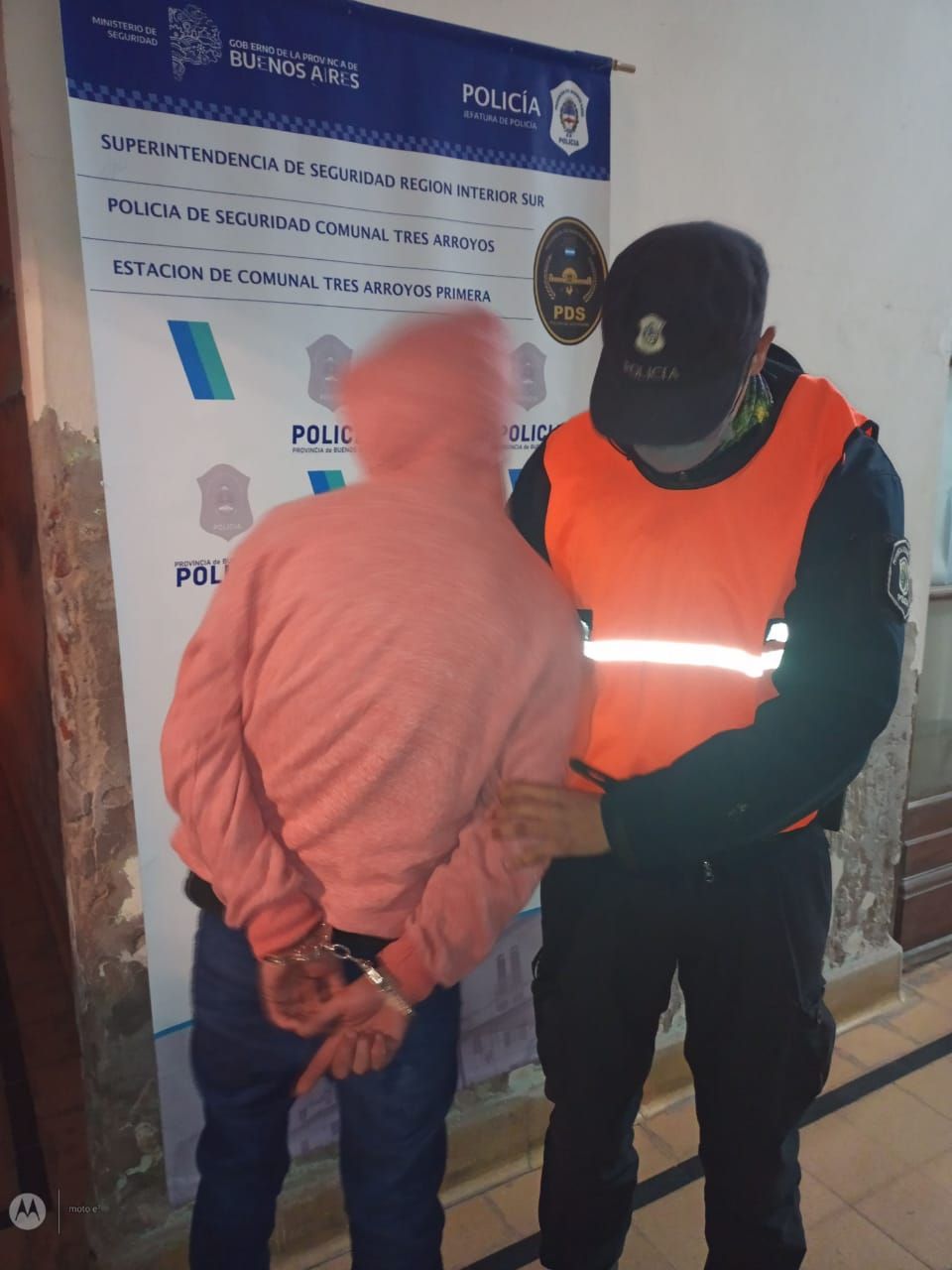 Aprehendido por romper el vidrio de un local nocturno y robar una cartera