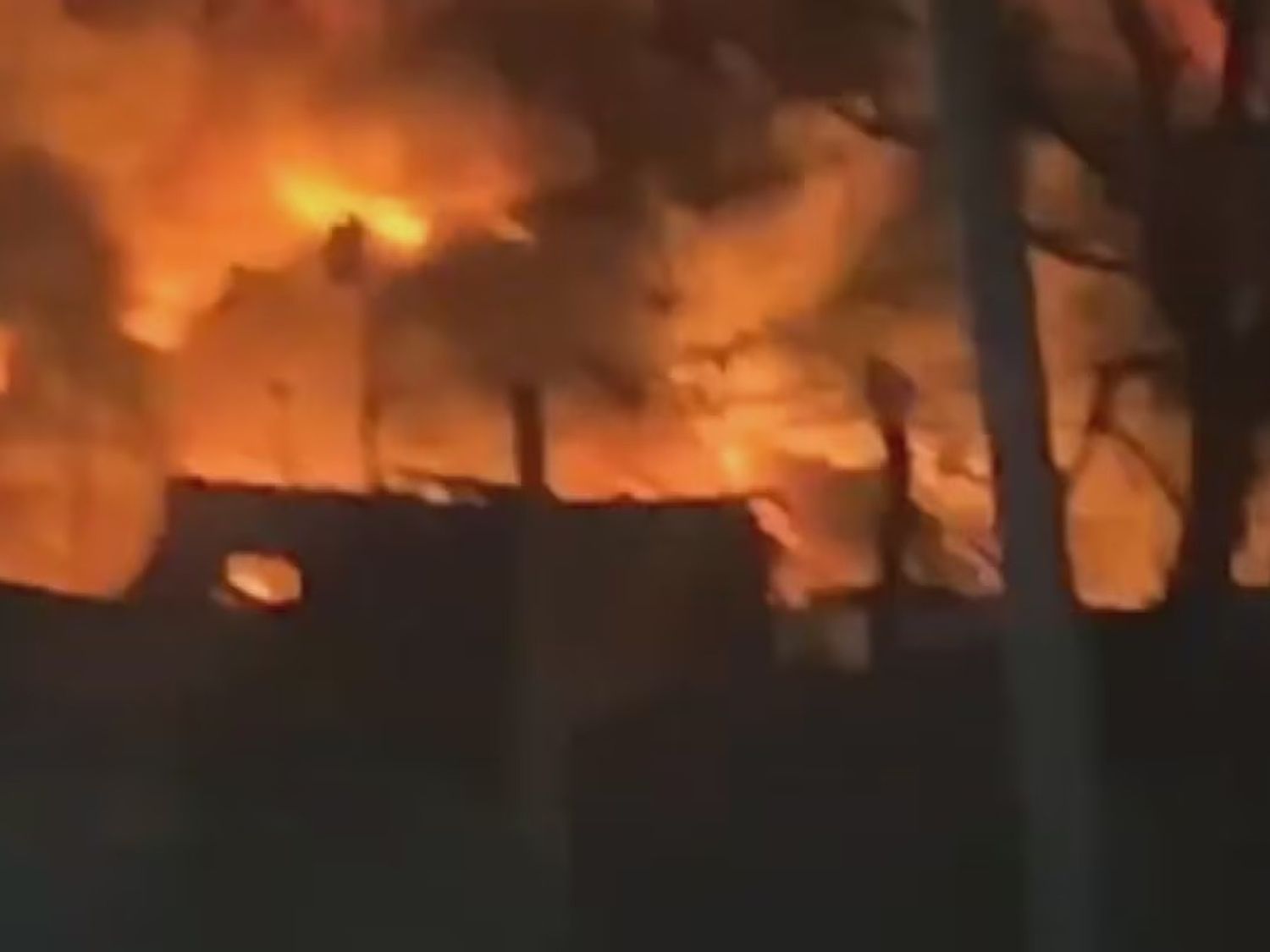 Las llamas comenzaron a las 21 de este domingo y los vecinos tuvieron que autoevacuarse.