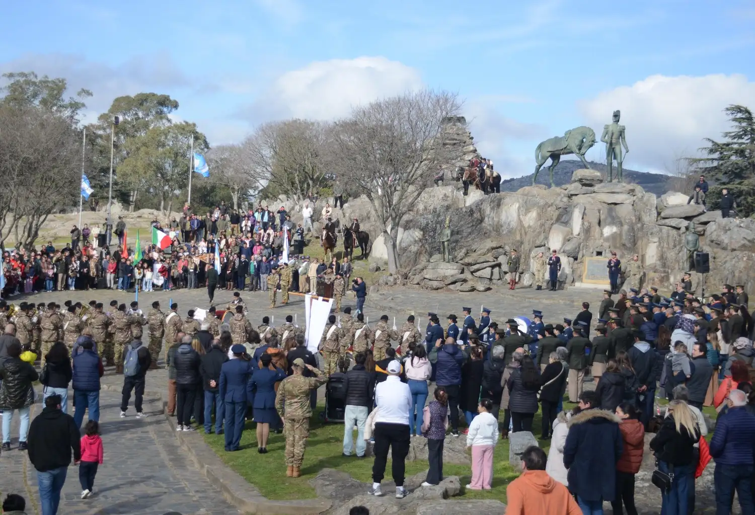 En un acto con gran convocatoria de vecinos, Tandil recordó a José de San Martín.