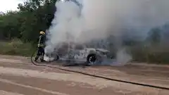 Un auto se incendió por completo en cercanías al arroyo Clé