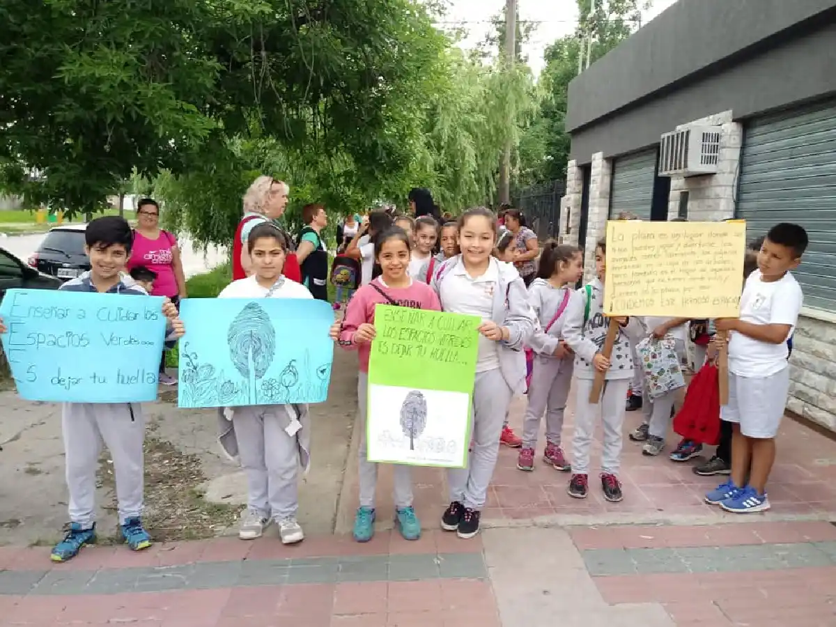 Alumnos de la Escuela Roca concientizaron sobre cuidado de espacios verdes   