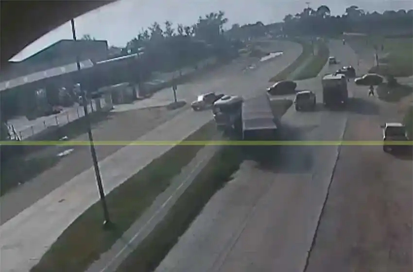 Camión sin frenos provocó un espectacular choque en Mar del Plata