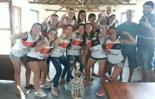 Después del campeonato ganado, las chicas U15 se quedaron con las camisetas