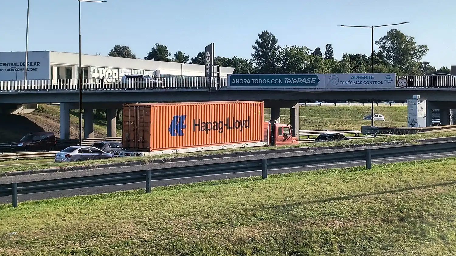 El camión generó demoras y situaciones de riesgo en la autopista.