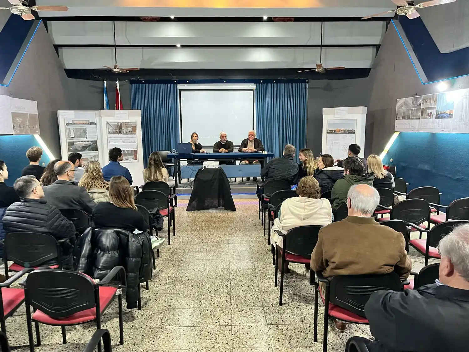 Las autoridades locales en la presentación del proyecto.