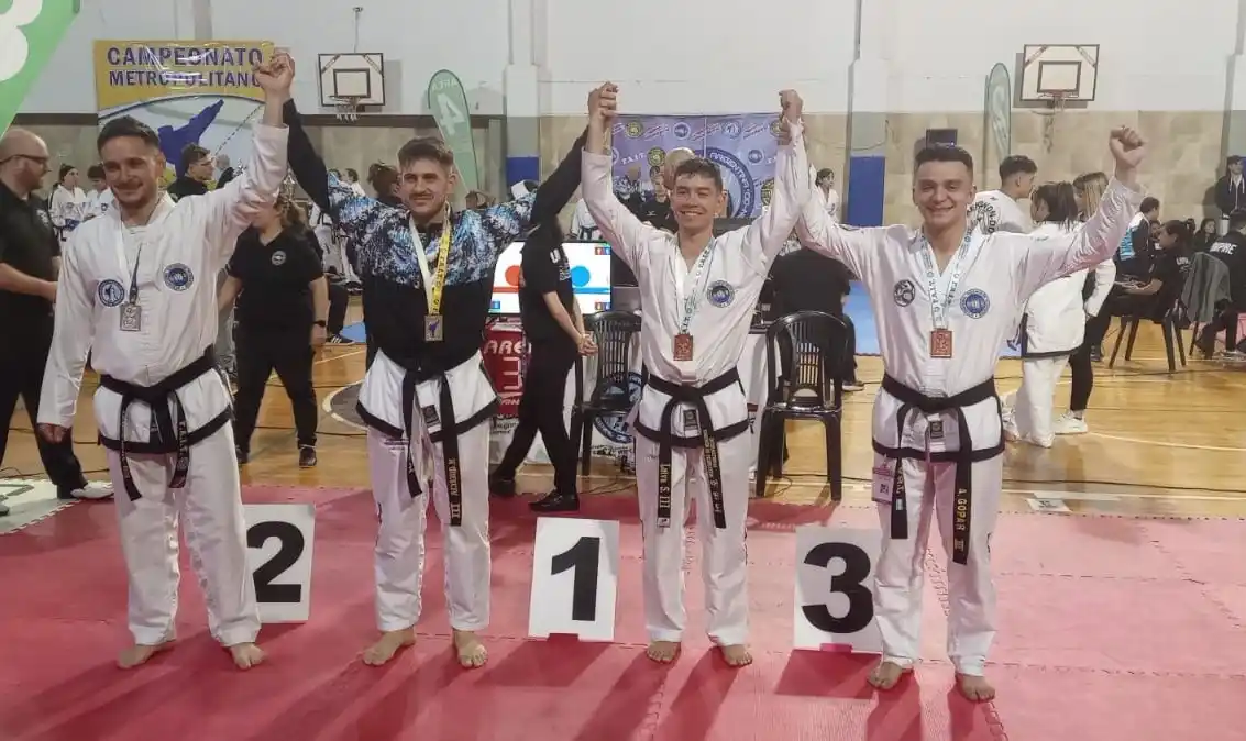 Aron Gopar en el podio. Fue primero en Combate y tercero en Formas