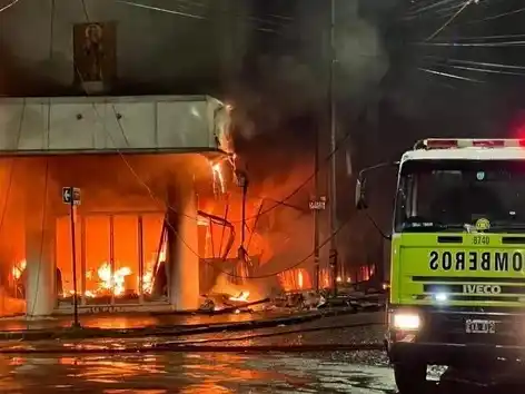 El incendio desatado a la madrugada arrasó con el antiguo edificio.