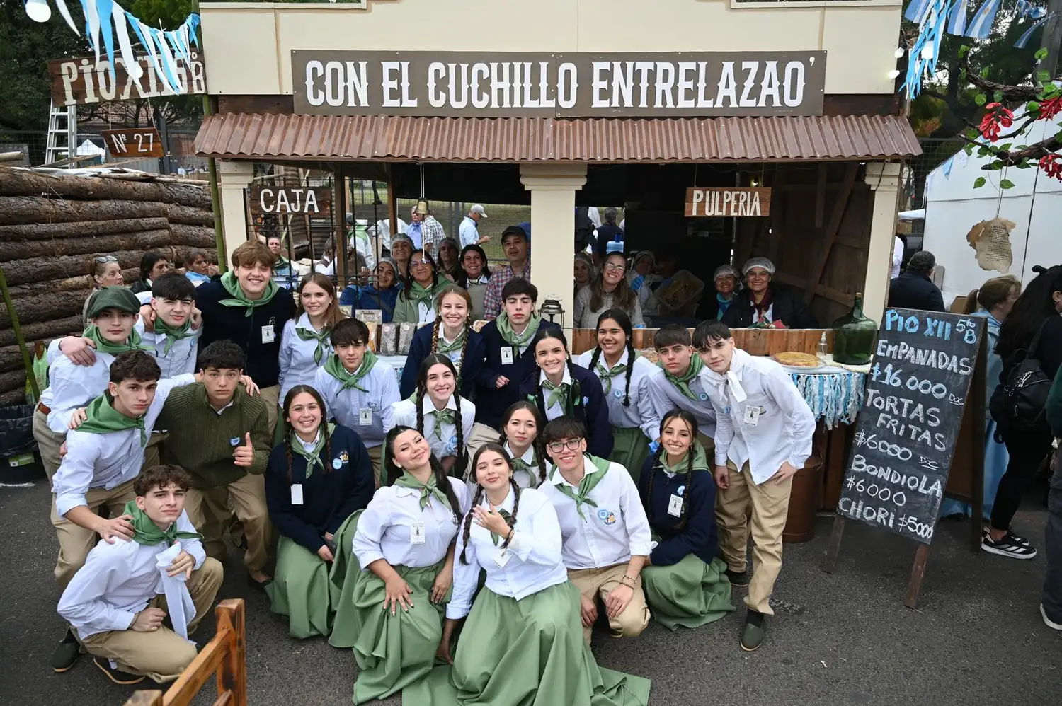 Los gurises, el alma de la fiesta del 25 de mayo: mirá las mejores fotos de los estudiantes en los stands