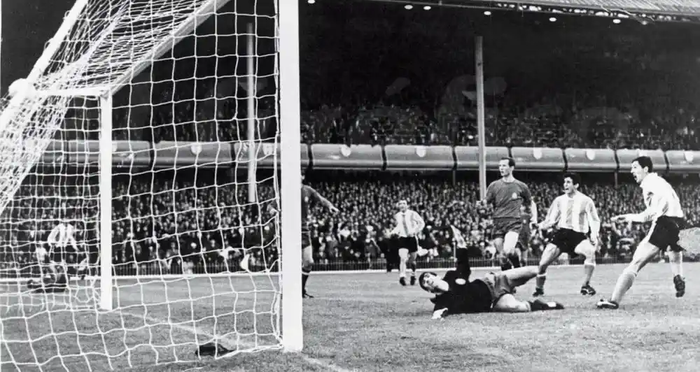En 1966 Argentina venció 2 a 1 a España en el único partido disputado en un Mundial. Gentileza: El Gráfico
