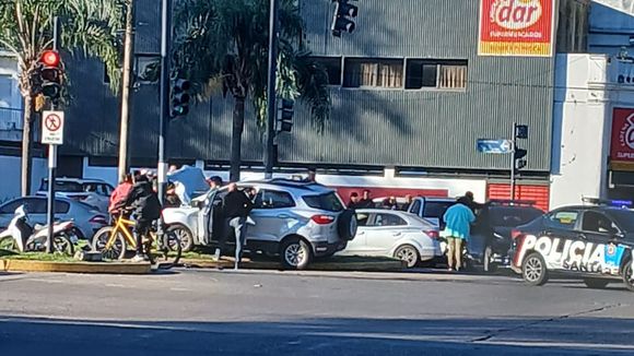 Cuatro personas resultaron heridas luego de que un patrullero chocara contra un auto en zona norte