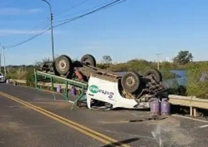 Impactante accidente en un puente: una camioneta se dio vuelta