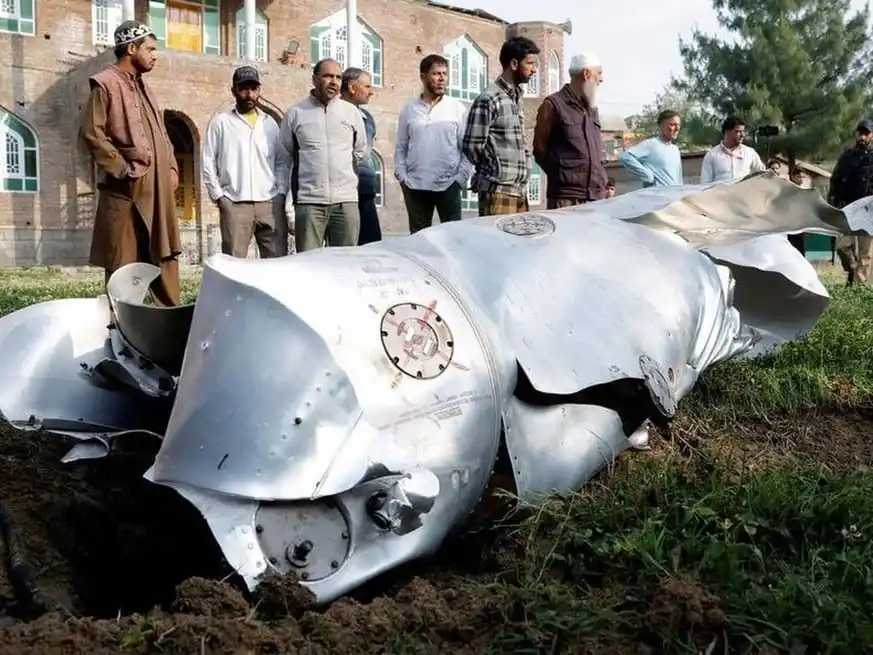 Residentes observan los restos de cazas indios que se desplomaron en Cachemira.