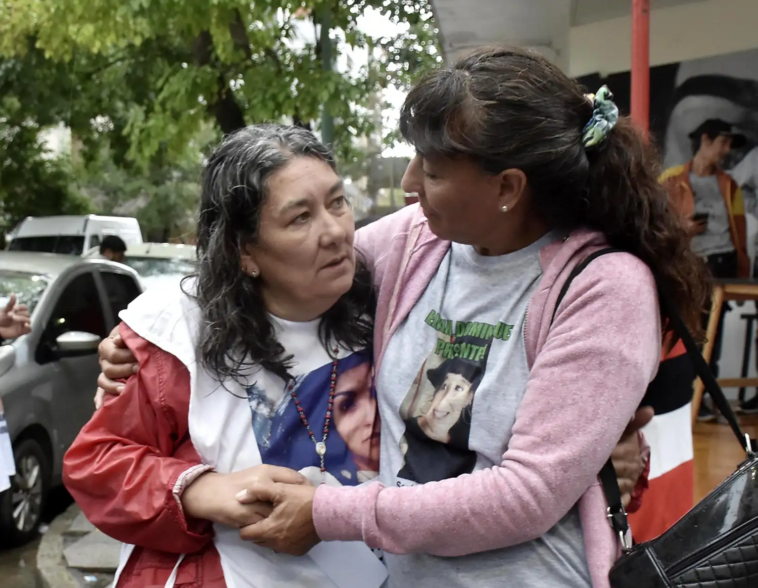 La madre de Lucía Pérez estuvo acompañada por familiares.