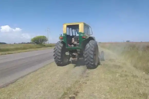 Un ladrón entró a robar a una casa y el dueño lo salió a correr en tractor