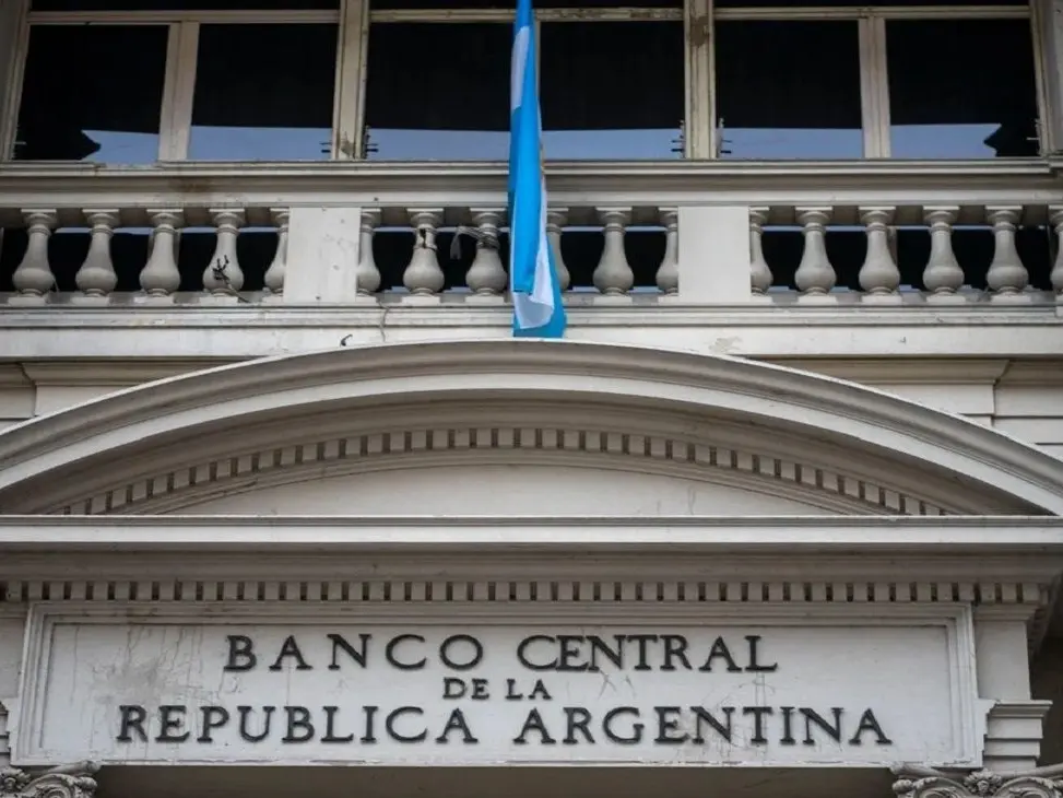 El Banco Central habilitó el pago de sueldos en dólares