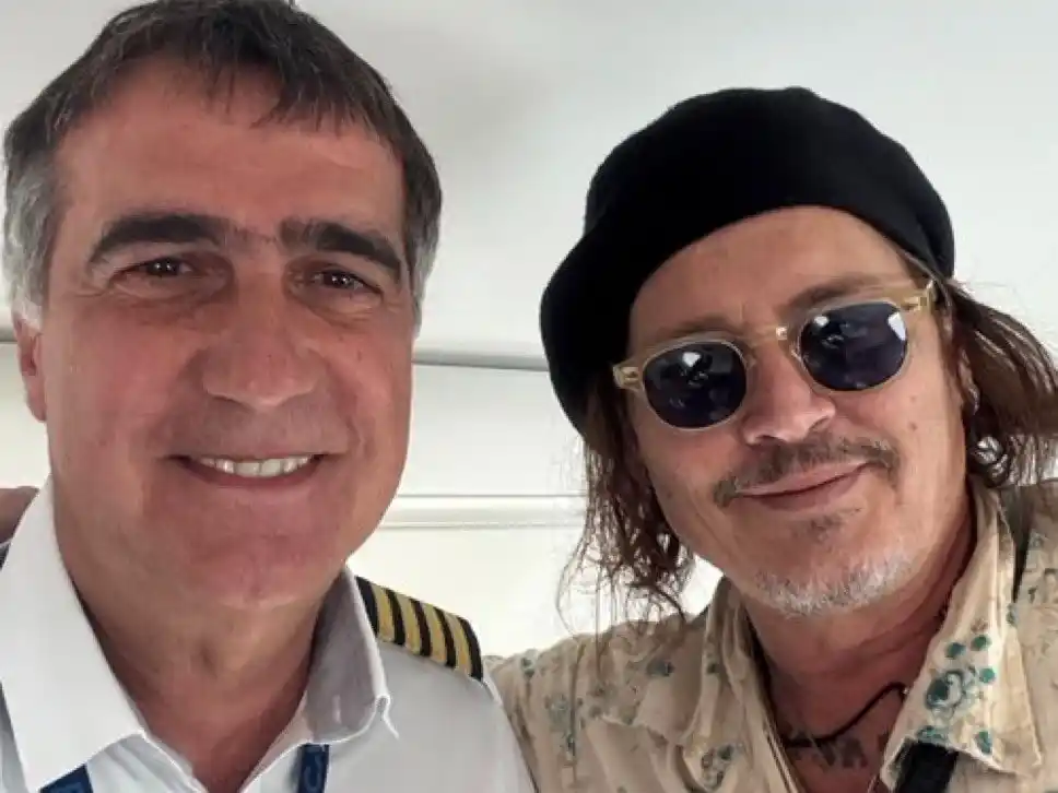 Johnny Depp llegó a la Argentina en un vuelo con Antonio Laje