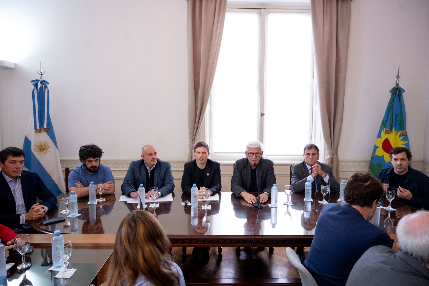 El ministro de Producción, Ciencia e Innovación Tecnológica, Augusto Costa, junto a legisladores.