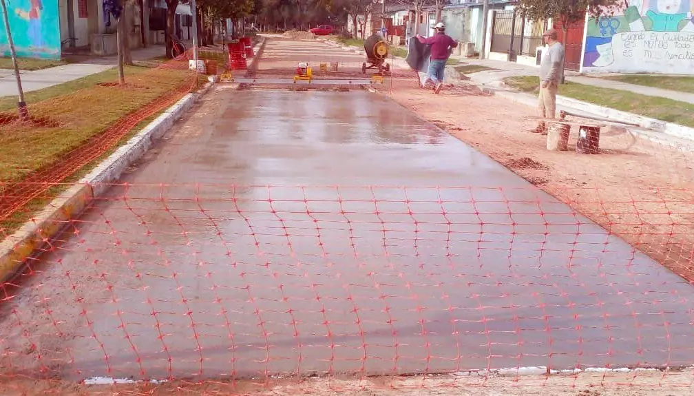 Obras de pavimento y cordón cuneta en barrios de Lobería