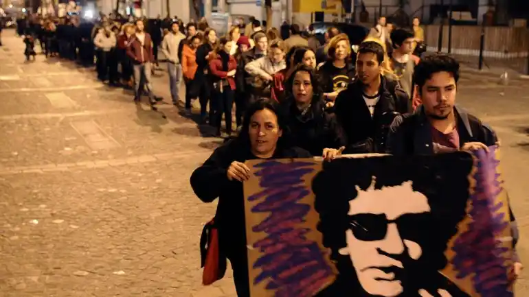 Miles de personas se acercan a la Legislatura porteña para despedir a Cerati