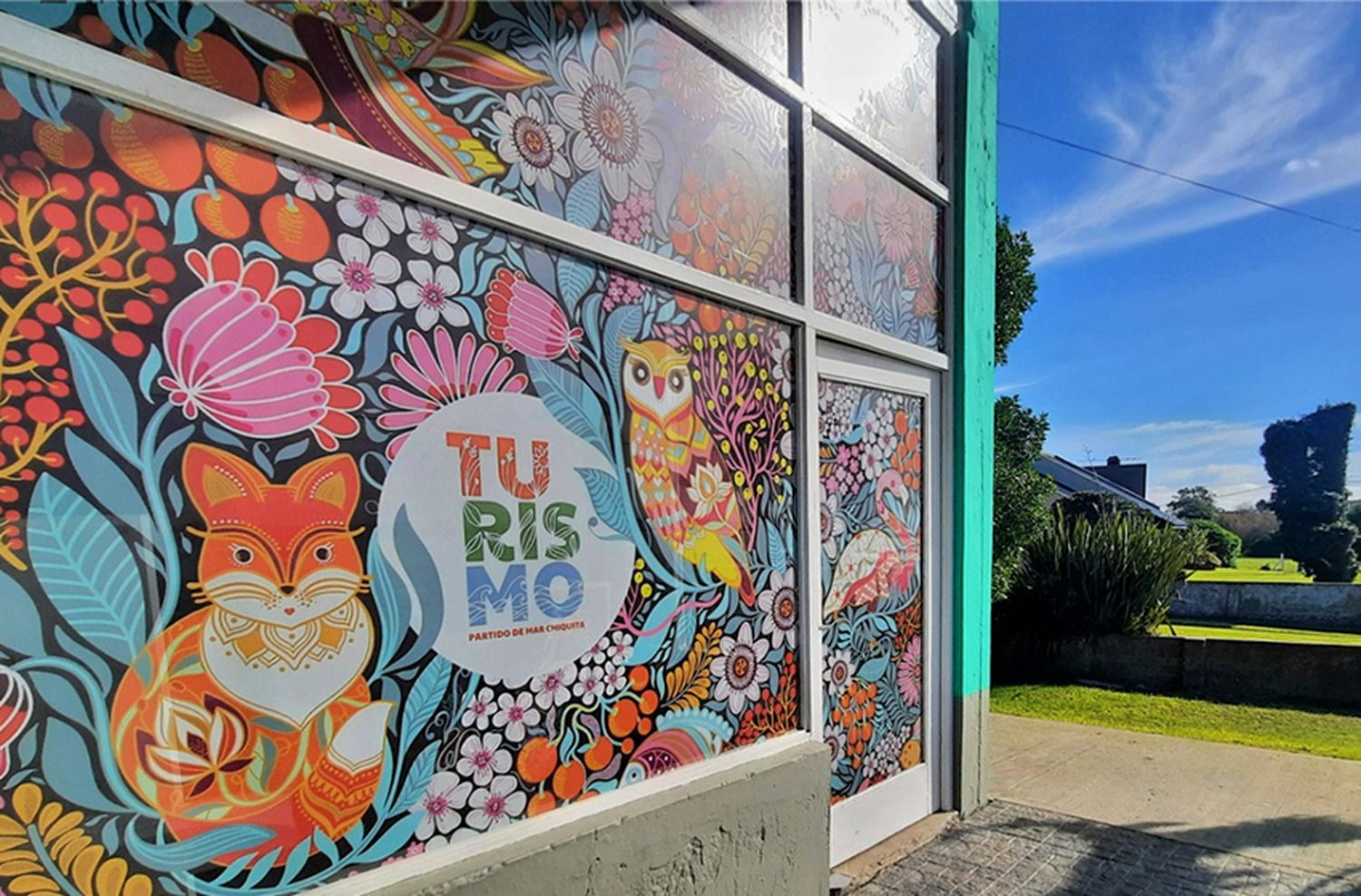 Mar Chiquita: intervenciones artísticas en las Oficinas de Turismo