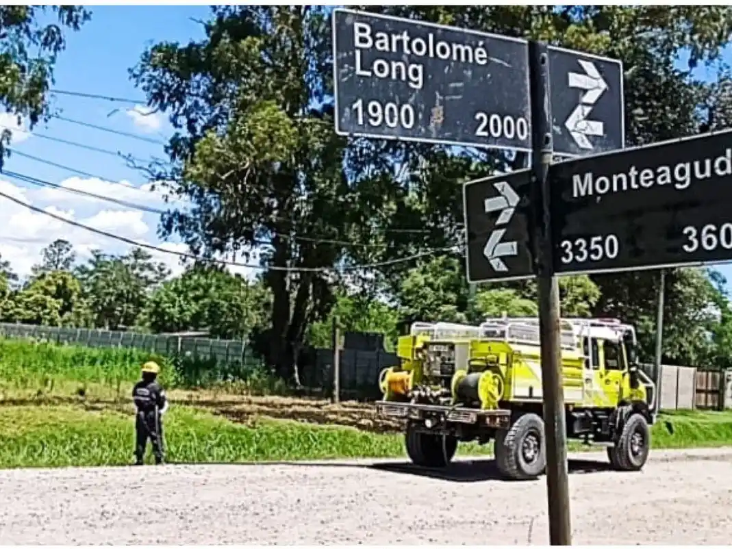 Incendio en cercanías de Bartolomé Long y Monteagudo. Foto: BVVT