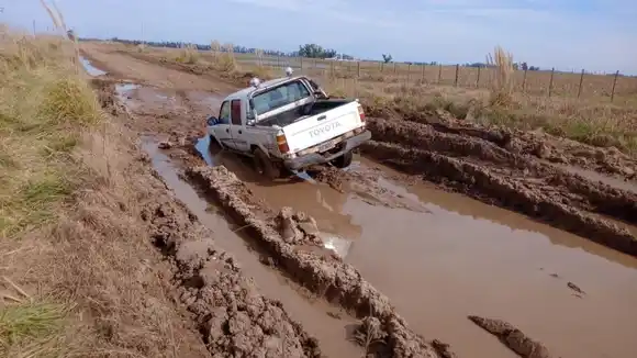 "Así están los caminos en Bolívar": el tuit de un candidato a senador provincial que encendió el reclamo rural