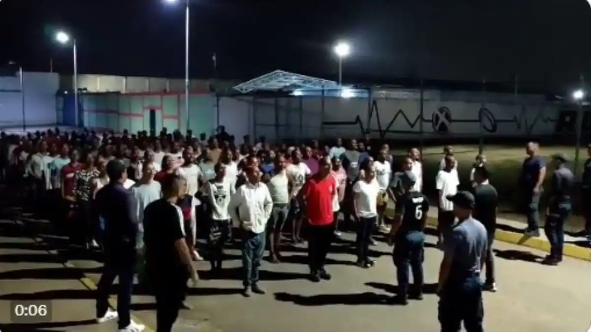 ¡ENTREN QUE CABEN 100! Trasladaron presos de Tocorón a Uribana en Lara (VIDEO)