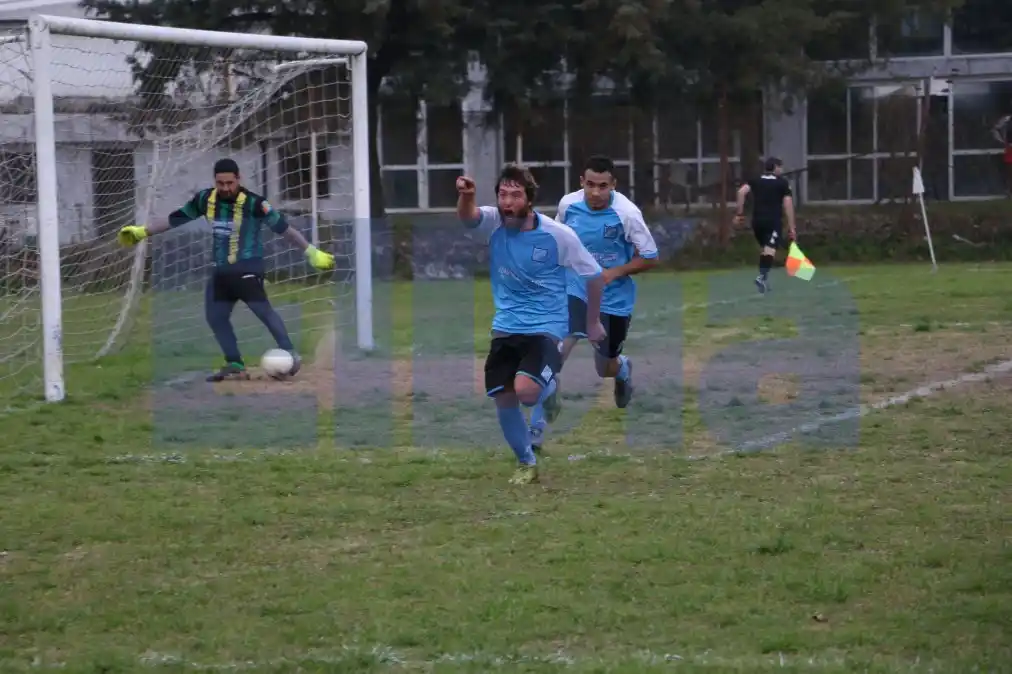Federico Fiorotto marcó, a los 42 del complemento y de penal, el único gol del encuentro 