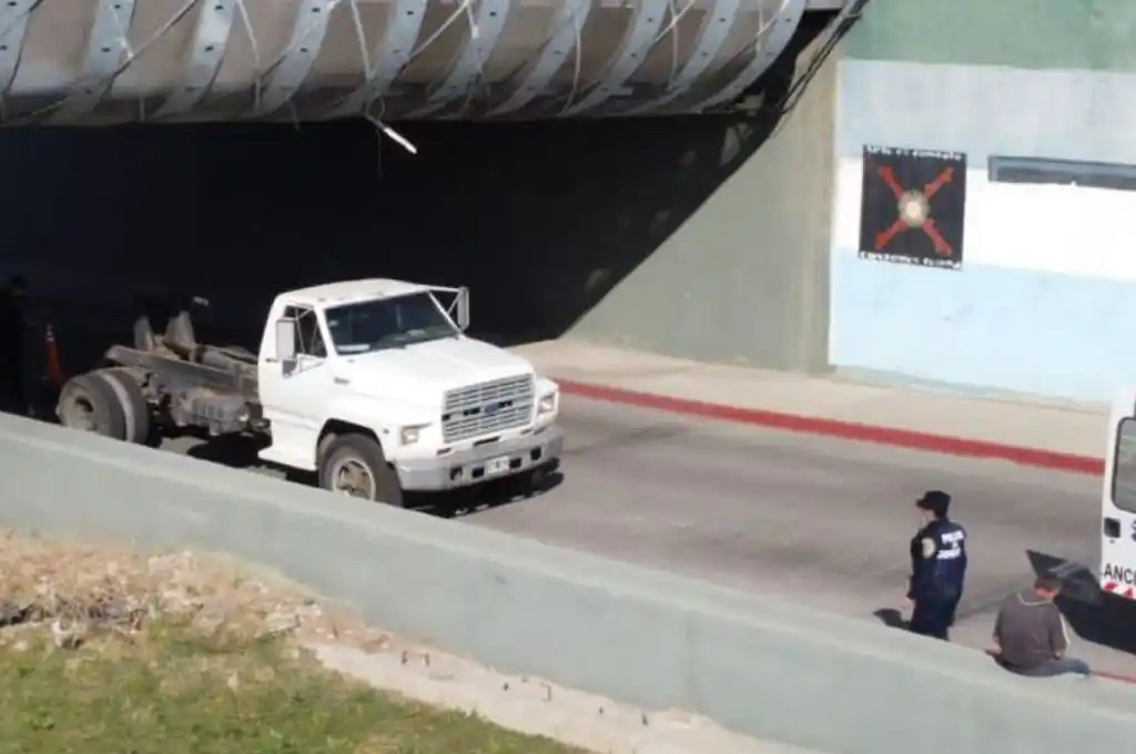 Un camión quedó atascado en un puente del centro cordobés