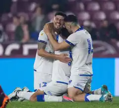 Vélez confirmó su mejoría y sorprendió a Lanús en el Sur