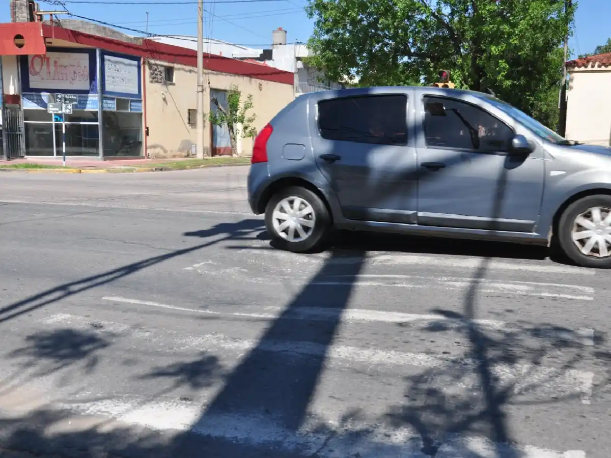 Arreglan peligroso bache en Urquiza y Juan de Garay