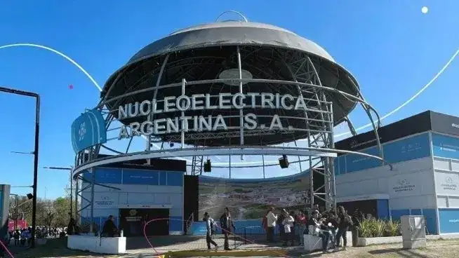 El propio informe de Adorni reveló gastos millonarios en hoteles, free shops y playas de la empresa Nucleoeléctrica