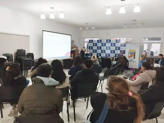 Se realizó una charla informativa sobre auxiliares de la educación
