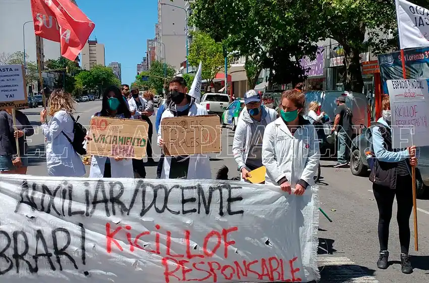 Docentes y auxiliares sin trabajo se manifestaron por un salario de emergencia