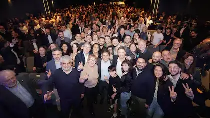 Axel Kicillof al término de su discurso en el Congreso Productivo de la Ciudad, organizado por el MDF CABA.