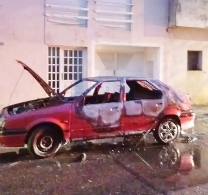 Un automóvil se incendió mientras circulaba por la vía pública