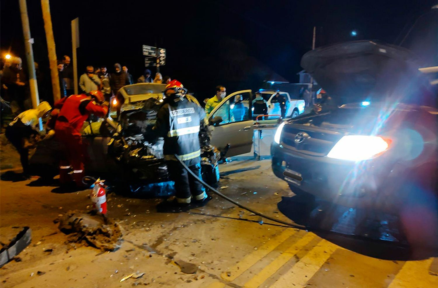 En un fuerte choque tuvieron que rescatar a personas que quedaron atrapadas