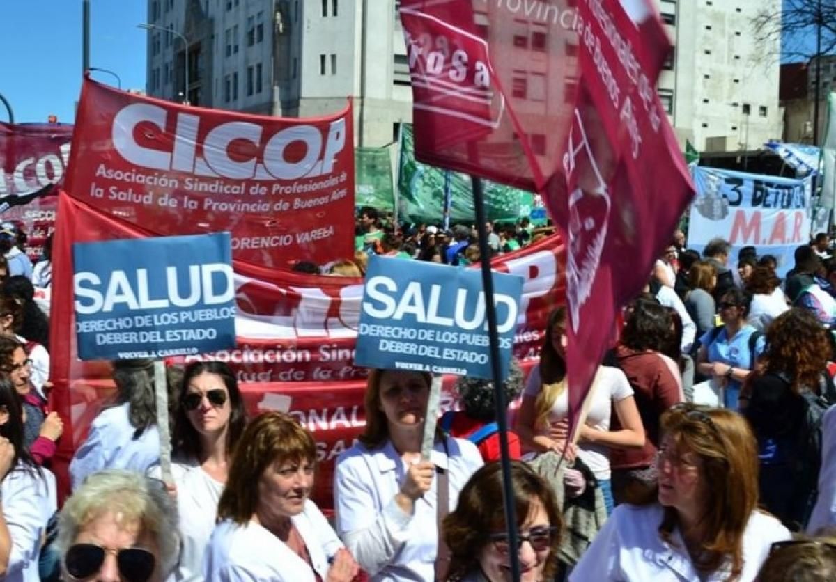 Médicos bonaerenses presionan a Kicillof para que los convoque de manera "urgente" a paritarias