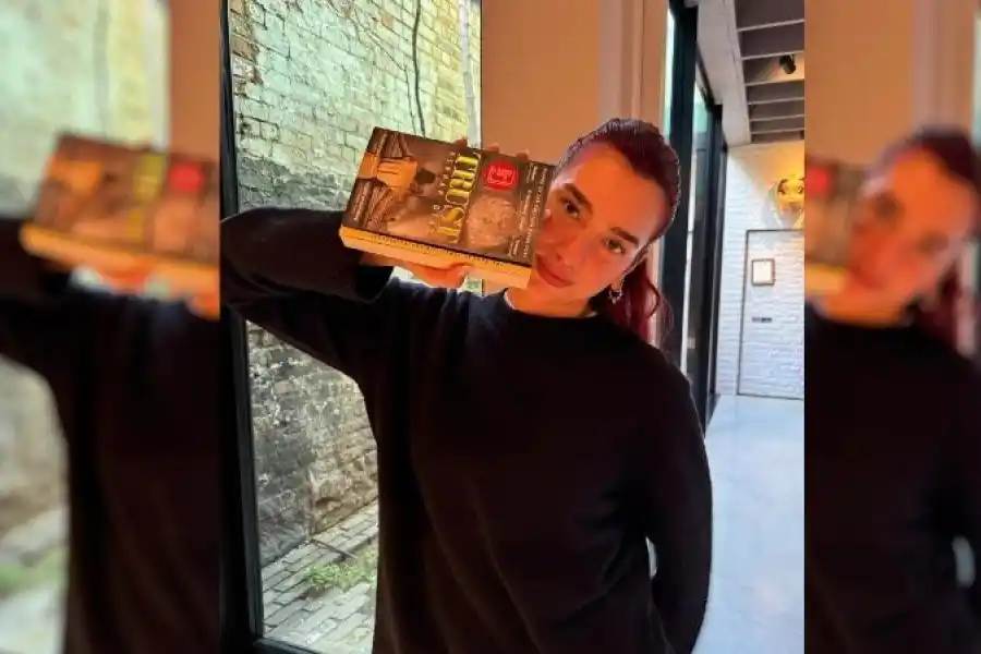 Dua Lipa contó que leyó el libro de un escritor argentino y la “dio vuelta”