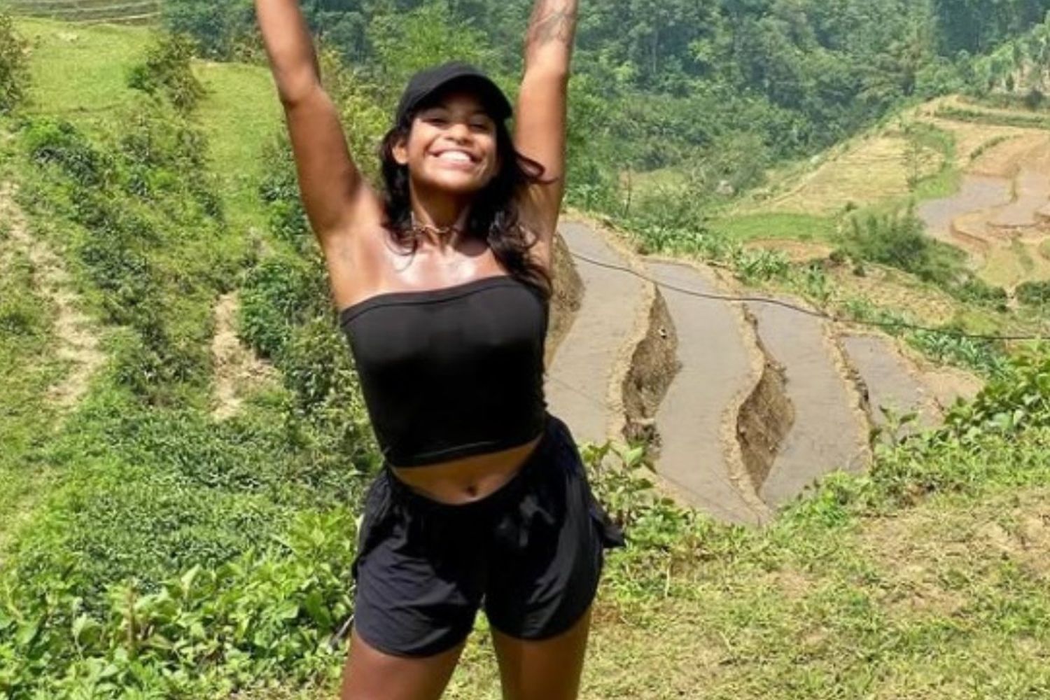 Murió la joven brasileña que había caído dentro de un volcán activo: “No resistió”