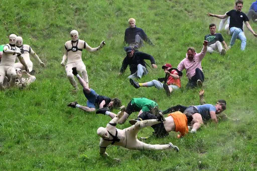 3, 2, 1... ¡YA! Miles de personas cayeron rodando por la ladera en la tradicional carrera del queso en Cooper’s Hill