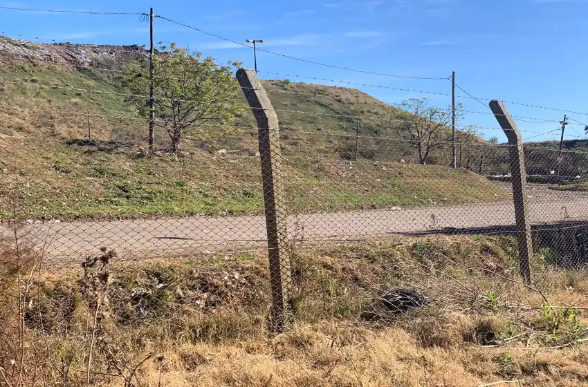 Encontraron un cuerpo enterrado en una montaña de basura en zona oeste