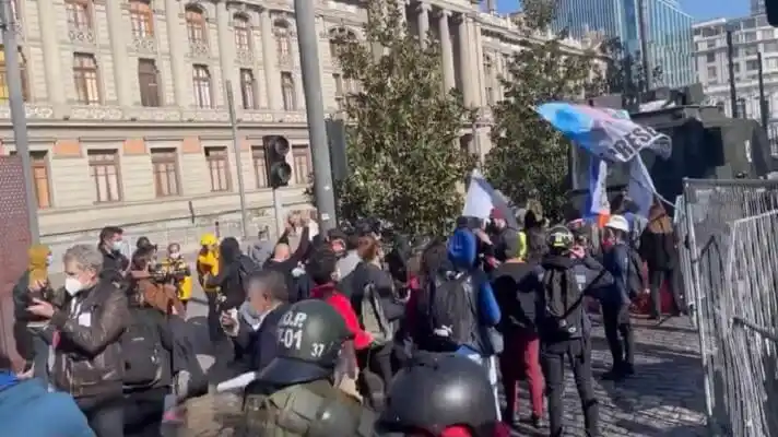 Suspenden momentáneamente sesión inaugural de Constituyente en Chile por protestas en la calle