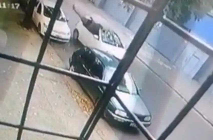 Un video muestra cómo un automovilista embiste salvajemente a una joven ciclista