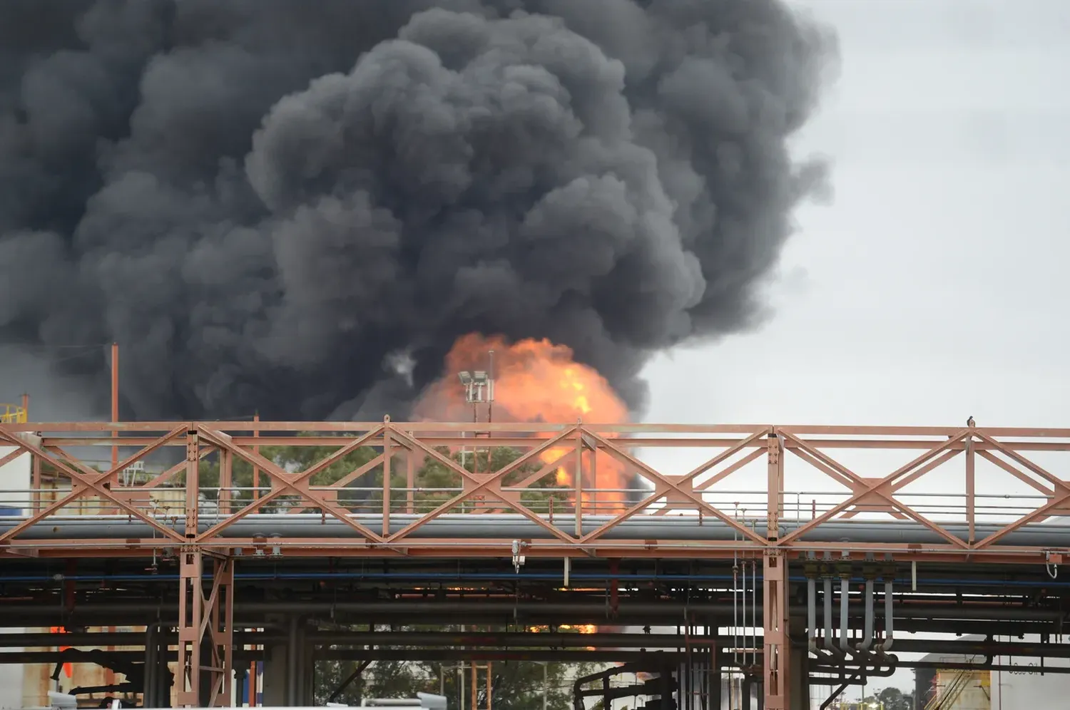 Las espesas columnas de humo que emergían del oleoducto. Foto: Diario 0221 de Ensenada