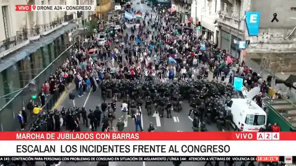 Tensión en el Congreso por la masiva marcha de jubilados con apoyo de hinchadas de clubes de fútbol