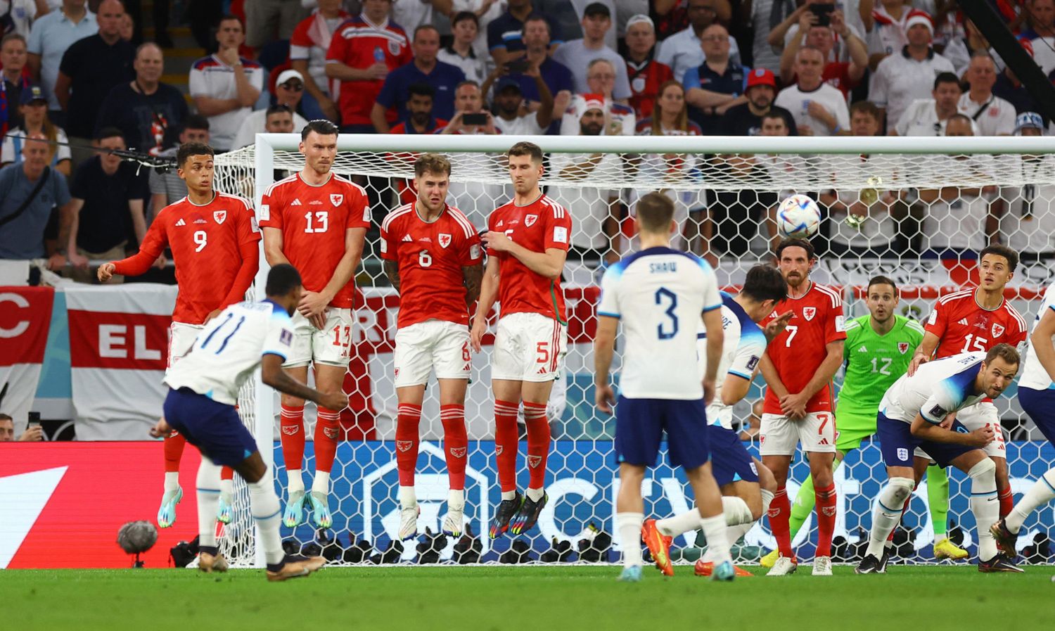 Inglaterra, a octavos tras llevarse el duelo británico
