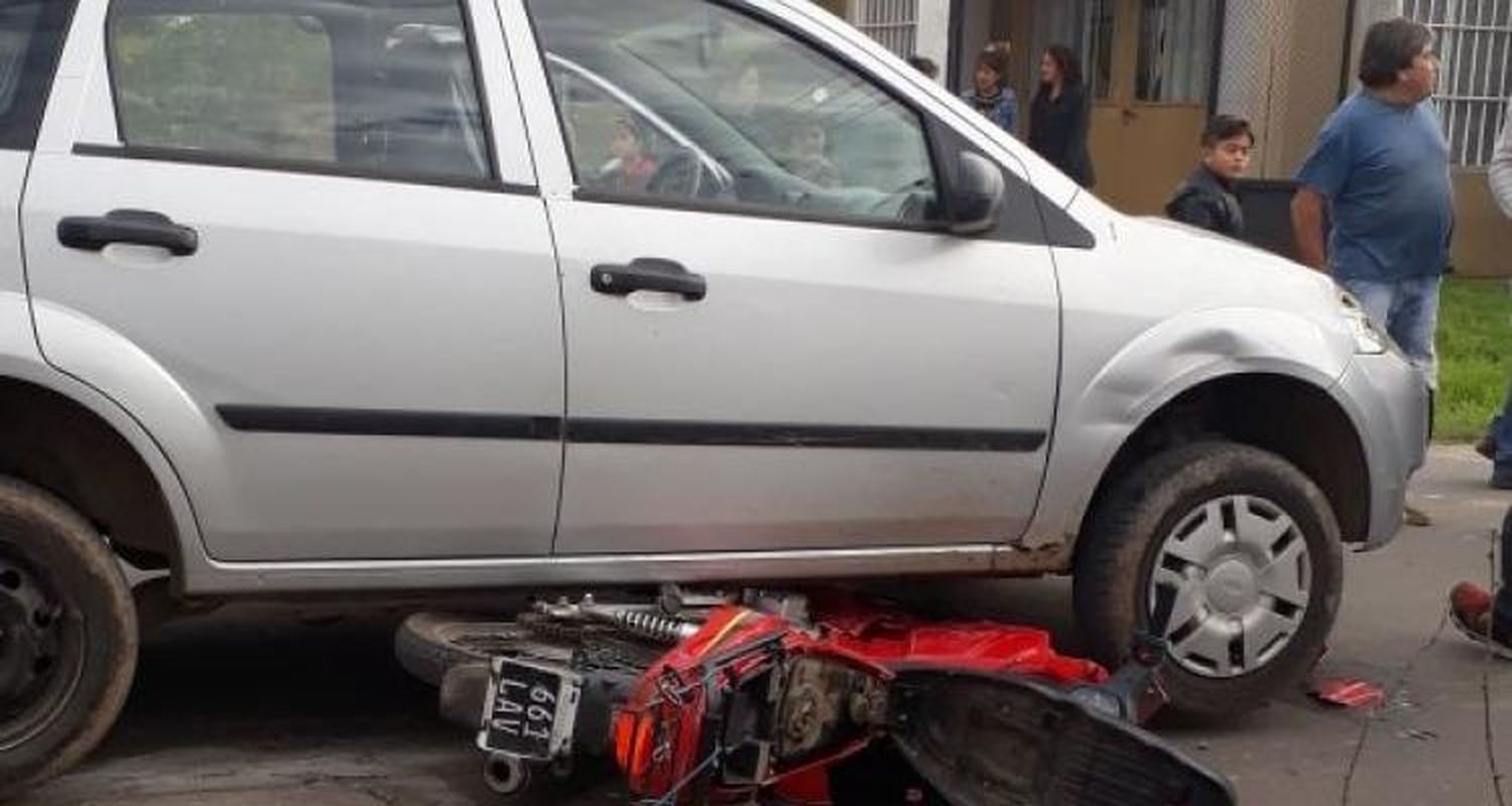 Un motociclista chocó contra un auto y se fracturó la pierna izquierda